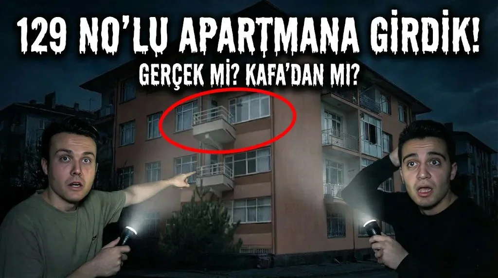Küçük resim: 129 No'lu apartmana girdik! Gerçek mi? Kafa'dan mı? Pembe apartmanın balkonu kırmızı daire içinde, iki adam el fenerleriyle
